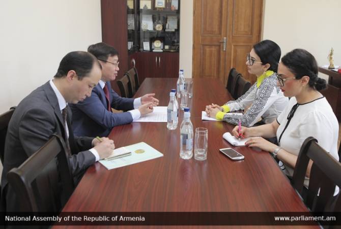 Aрпинэ Ованнисян приняла Чрезвычайного и Полномочного посла Республики Казахстан в Армении Т.Уразаева