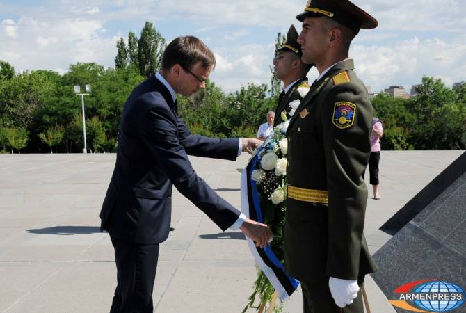 Estonia’s FM pays tribute to memory of Armenian Genocide victims in Tsitsernakaberd Memorial