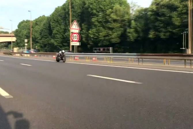  Во Франции мотоцикл проехал несколько километров без водителя

 