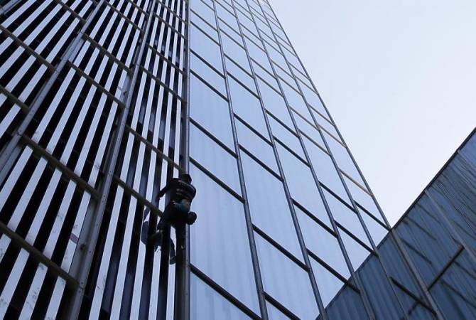 Французский «человек-паук» поделился видео восхождения на небоскреб в Барселоне