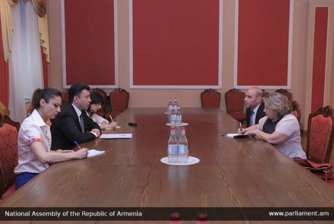 Parliament’s Vice-Speaker Sharmazanov hosts Greek Ambassador to Armenia