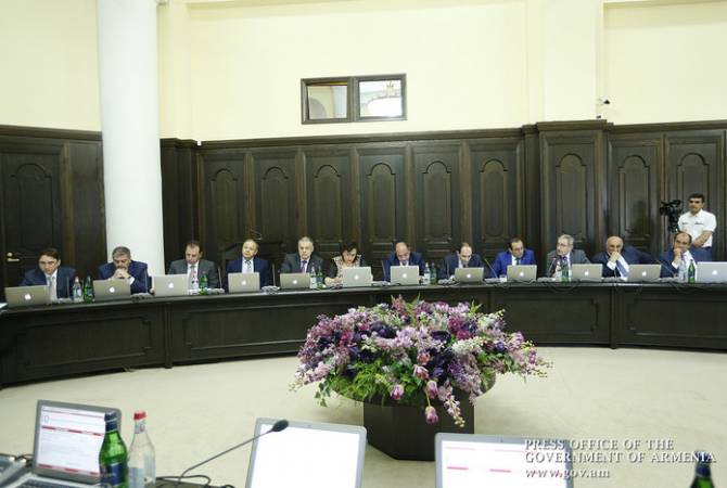 Правительство Армении одобрило порядок  объявления в стране чрезвычайного и 
военного положений