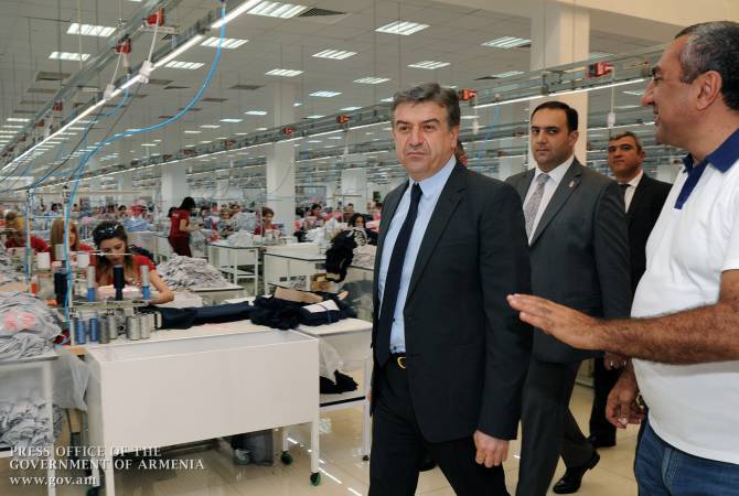 رئيس الوزراء كارن كارابيتيان يطّلع على مشاريع استثمارية جديدة في إنتاج المنسوجات