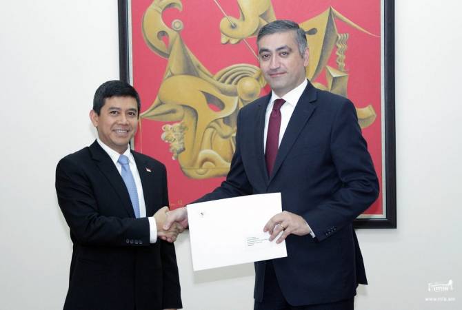 Newly appointed Ambassador of Indonesia presents copy of credentials to Armenia’s Deputy FM