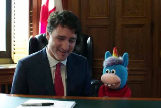 Канадский премьер потискал радужного единорога