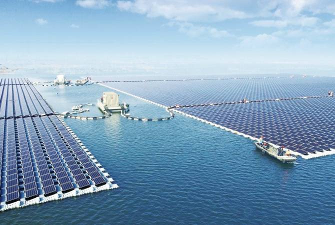 Крупнейшую плавучую солнечную электростанцию показали на видео