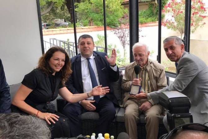 Шарль Азнавур посетил консульство Армении в Марселе