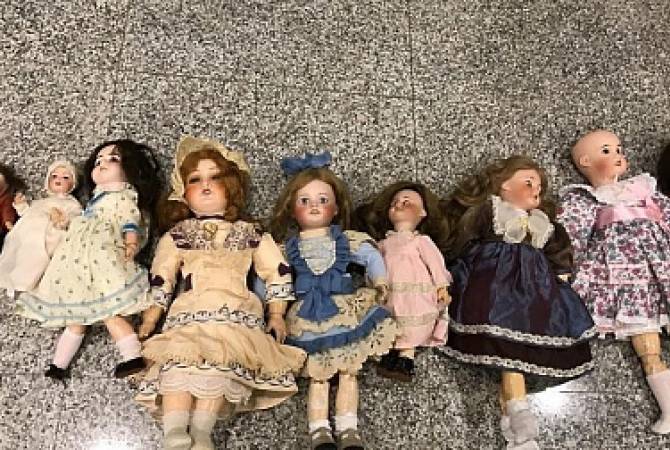 Домодедовские таможенники задержали украинку с 25 антикварными куклами