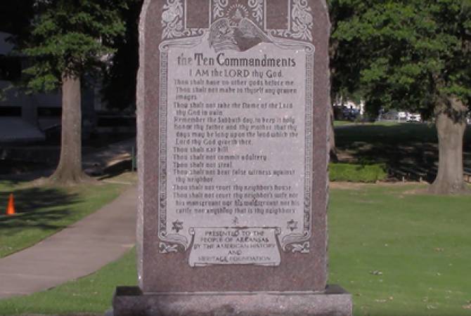 У заксобрания Арканзаса после двух лет споров поставили памятник 10 заповедям
