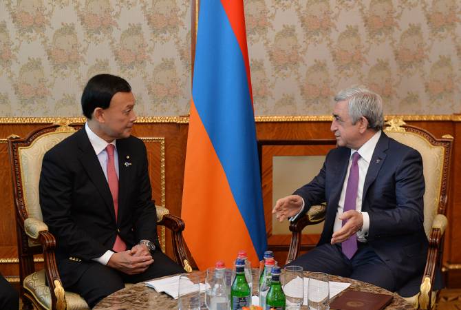 Президент Армении принял парламентского заместителя министра ИД Японии Мотоме 
Такисаву