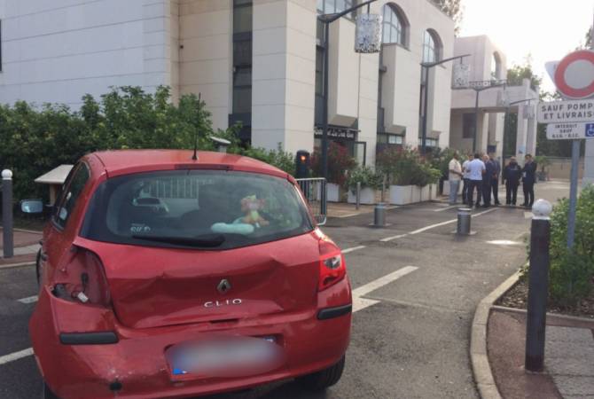 Ethnic Armenian man tries to ram car into crowd outside Paris mosque as “revenge for ISIS 
attacks” – report 