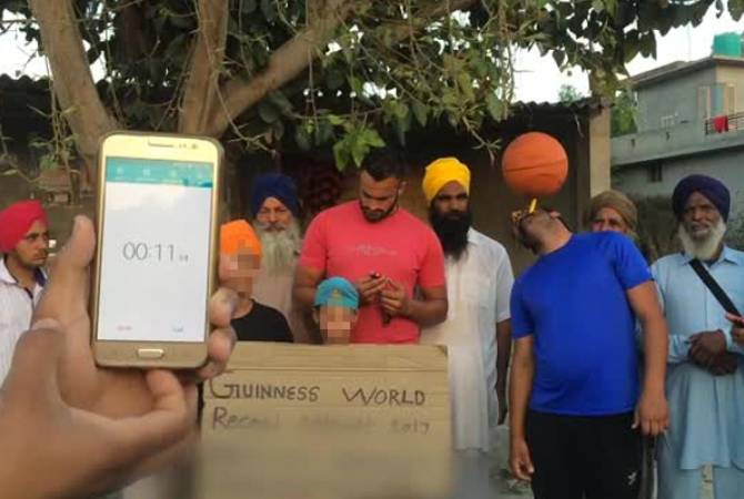 Крутивший мяч на зубной щетке индиец побил мировой рекорд