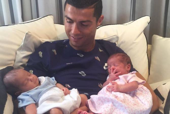 Роналду показал своих новорожденных детей