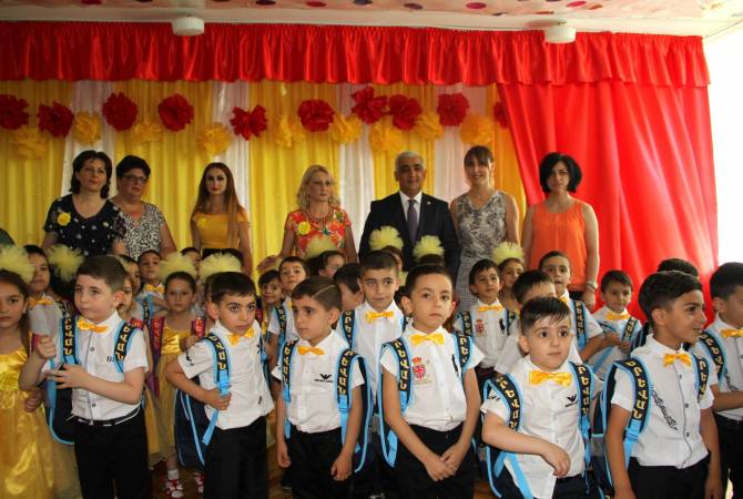 Նոր Նորք վարչական շրջանի ղեկավարը մանկապարտեզ ավարտող փոքրիկներին մաղթել է բարի երթ դեպի գիտելիքների մեծ աշխարհ 