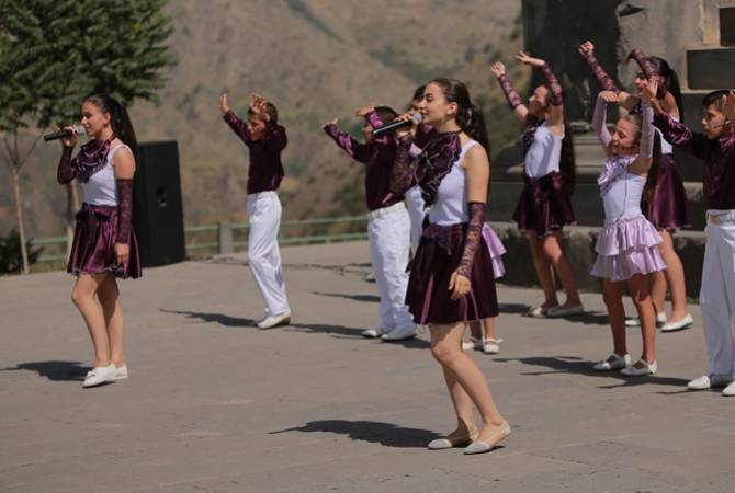 Փոքրիկ հայ երգիչները անակնկալ են մատուցել «Գառնի» արգելոց-թանգարանի 
 այցելուներին