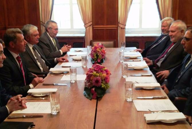 Министр ИД РА Налбандян провел телефонные беседы с сопредседателями МГ и 
Каспшиком