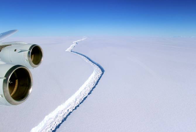 AFP: от Антарктиды отделился самый крупный айсберг за всю историю наблюдений