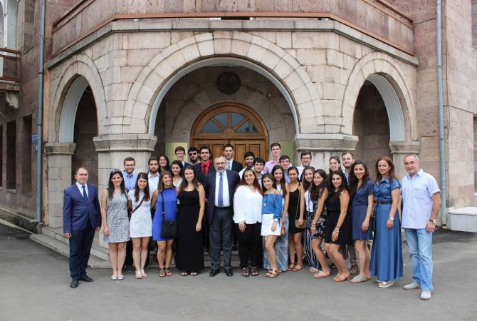 وزير خارجية جمهورية آرتساخ كارن ميرزويان يجتمع مع مجموعة من الشباب الأعضاء بالجمعية العمومية 
الخيرية الأرمنية (AGBU)