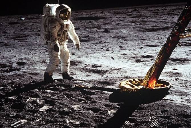 Сумку Армстронга с лунной пылью продали на аукционе за 1,8 млн долларов
