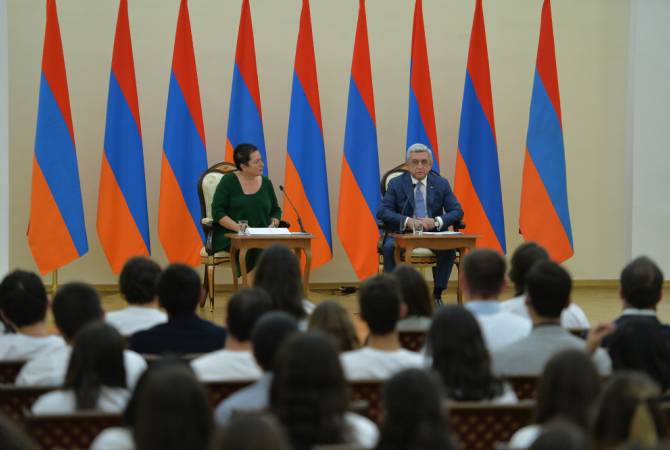 Президент Армении Серж Саргсян встретился со стипендиатами фонда «Луйс»