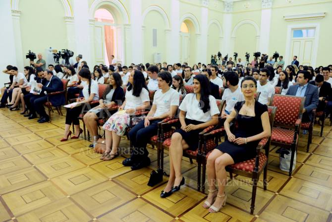 Theater artistic directors interested in having new actors, says President Sargsyan