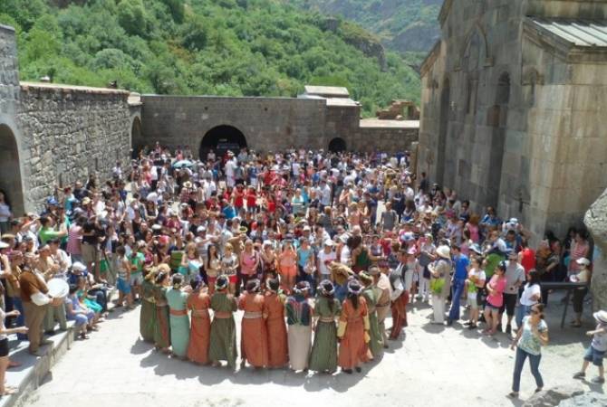  Армянская  Апостольская церковь отмечает Вардавар – праздник Преображения  Господня 