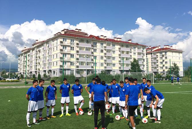 Молодежная сборная Армении по футболу в возрастной группе до 19 лет готовится к игре 
против сборной Казахстана