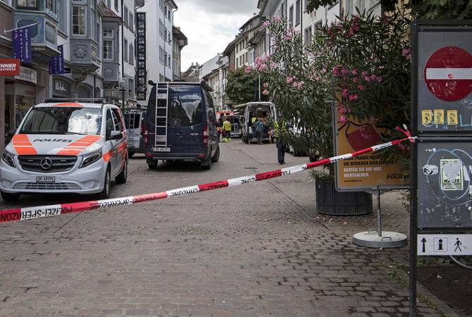 Неизвестный с бензопилой ранил пять человек в Швейцарии