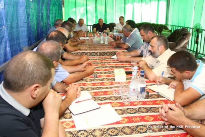 Президент Республики Арцах обсудил с ответственными лицами строительство 
автомагистрали Варденис-Мартакерт