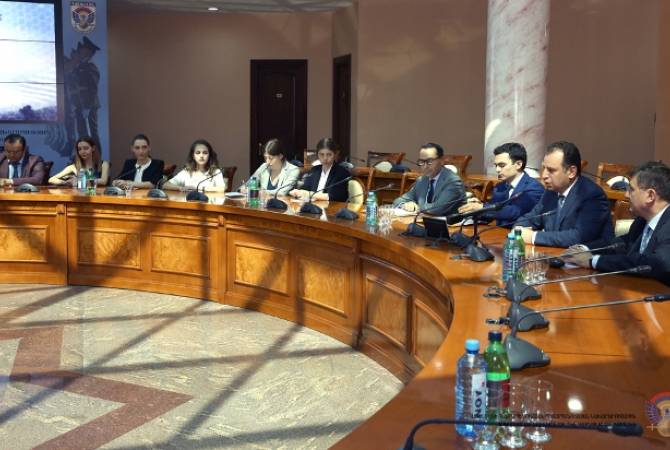 Defense Minister holds meeting with Diplomatic School students