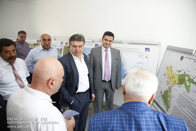 Премьер-министр Армении Карен Карапетян ознакомился с ходом работы по 
строительству водохранилища в Веди