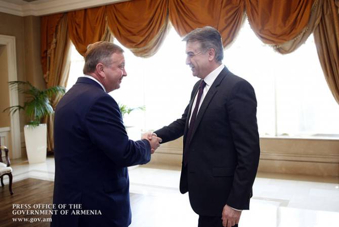Премьер-министр Армении Карен Карапетян провел беседу со своим коллегой из Беларуси