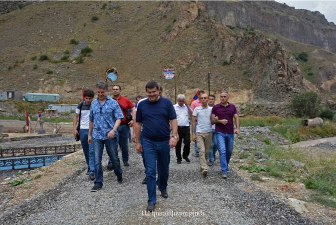 Արցախի վարչապետը դիմավորել է արձակուրդում գտնվող Կարեն Կարապետյանին և 
մասնակցել Քարվաճառի ջրի գործարանի հիմնարկեքին 