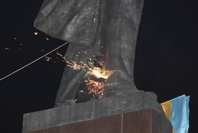 На Украине снесли все известные памятники Ленину