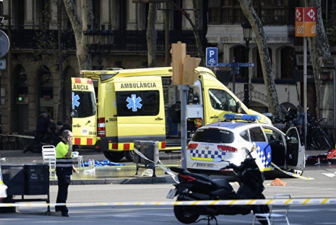 Теракт в Барселоне: микроавтобус врезался в толпу