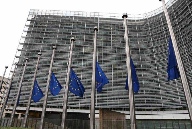 У штаб-квартир ЕС и НАТО приспустили флаги в знак траура в связи с терактом в 
Барселоне