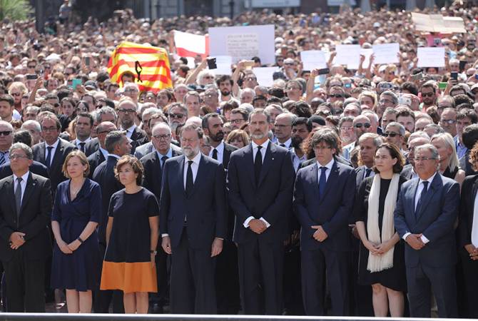 Память жертв терактов почтили минутой молчания в Барселоне