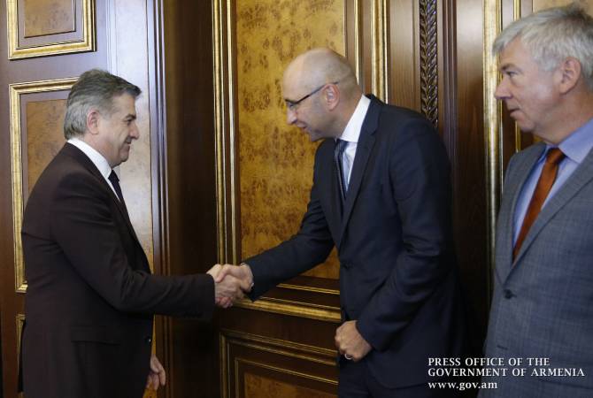 رئيس الوزراء كارن كارابيتيان يستفبل وفداً برئاسة المدير الأقليمي للبنك الإنمائي الألماني أولاف زيميلكا