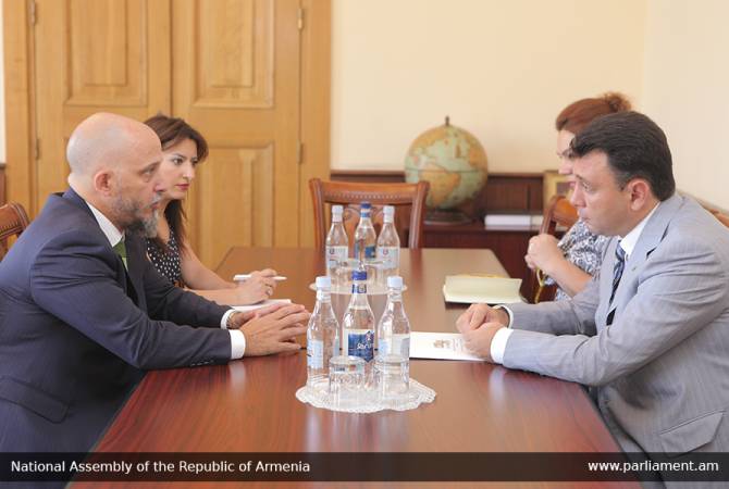 أرمينيا بلد مصدّر للسلام 
-نائب رئيس البرلمان الأرميني إدوارد شارمازانوف في اجتماعه مع السفير الأرجنتيني إلى أرمينيا غونزالو 
أوريولابيتيا-