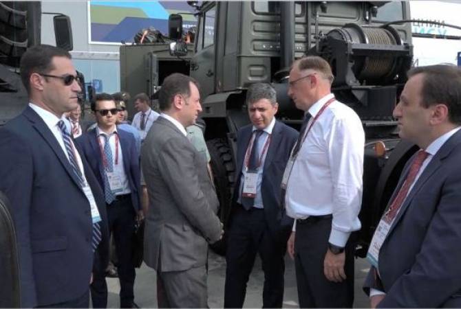 Министр обороны  РА  участвовал в  церемонии открытия выставки военной  техники