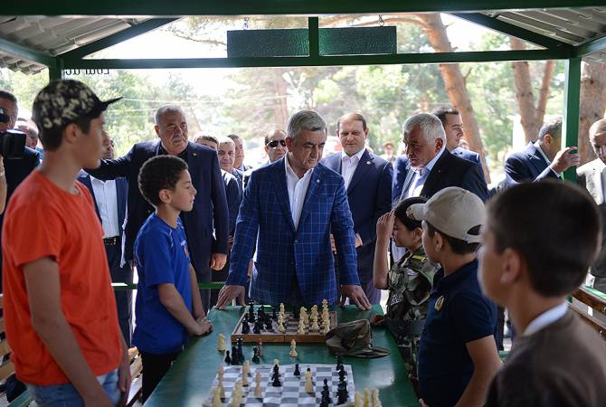 Президент Серж Саргсян посетил учебно-спортивный комплекс СДЕ «Юный еркрапа» 