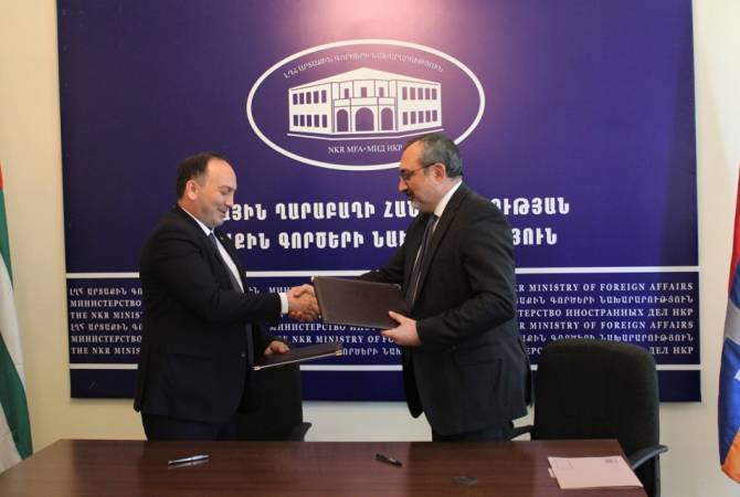 Министр иностранных дел Арцаха Карен Мирзоян встретился с министром иностранных 
дел Абхазии Дауром Кове 