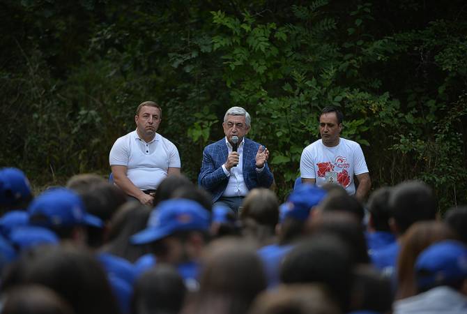 Armenian, Russian Presidents didn’t discuss deploying peacekeepers in Artsakh – President 
Sargsyan responds to questions of Baze participants