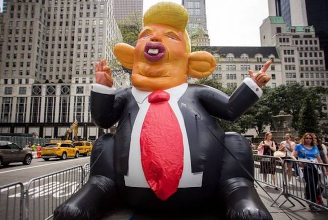 В центре Вашингтона появилась большая надувная крыса с внешностью Трампа
