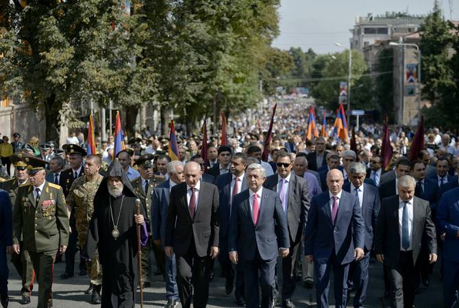 Президент принял участие в  праздничных мероприятиях по случаю годовщины  
провозглашения  независимости Арцаха
