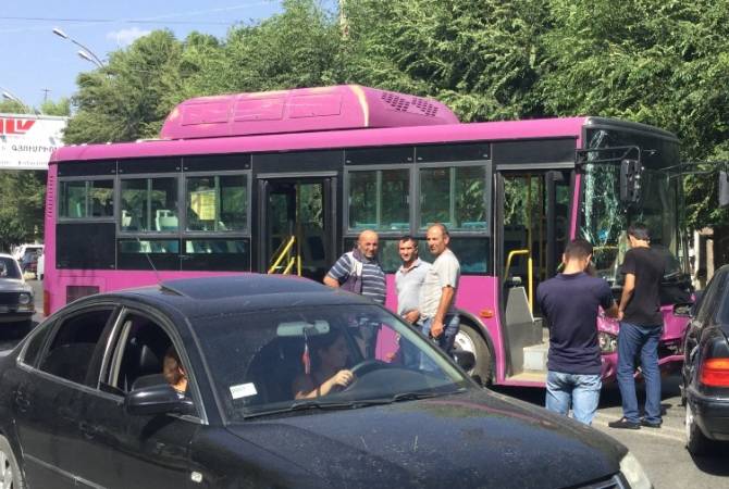 Գյումրիում մեքենան բախվել է մարդատար ավտոբուսին
