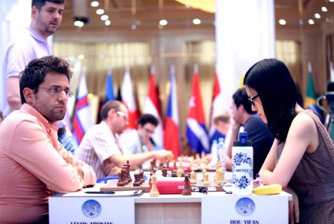 Армянский гроссмейстер Левон Аронян сыграл вничью с китайской шахматисткой Хоу 
Ифань
