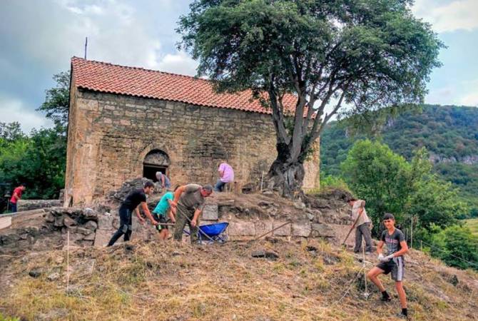 Artsakh expedition finds ancient artifacts in tomb excavation