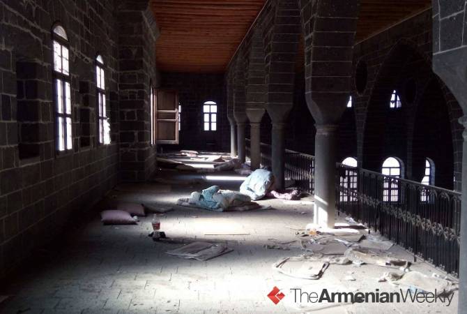 نهب وتدنيس لكنيسة القديس كيرياكوس الأرمنية في دياربكر، تركيا بعدما رُمّمت في عام 2012 -صور-