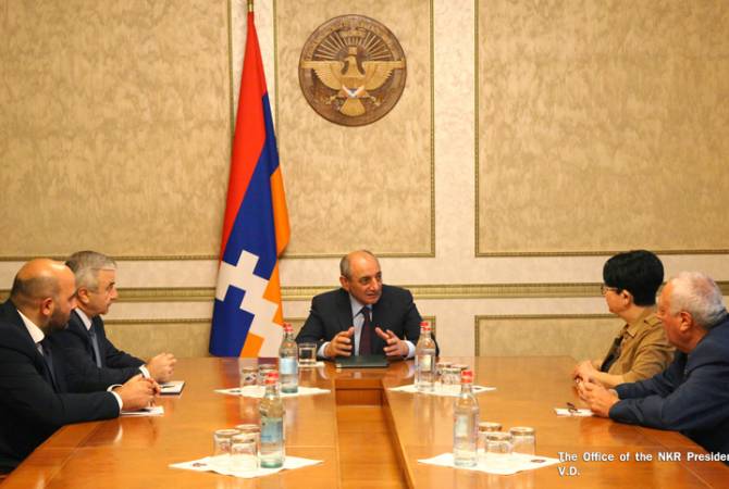 Президент Республики Арцах провел политические совещания с фракциями парламента

